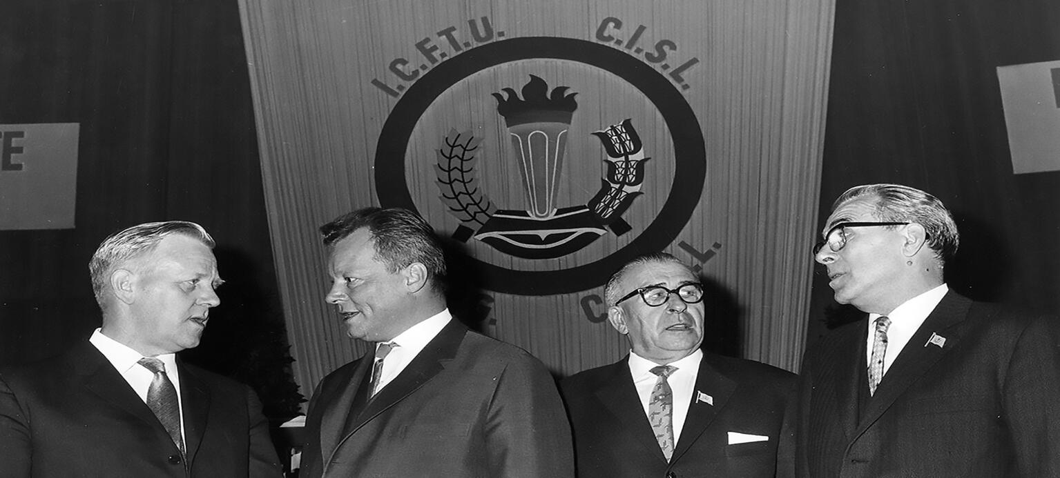 Ein Bild von: Präsident des IBFG, Karl Arne Geijer, der Regierende Bürgermeister von Berlin, Willy Brandt, der DGB-Vorsitzende Willi Richter und der Generalsekretär des IBFG, Omar Becu