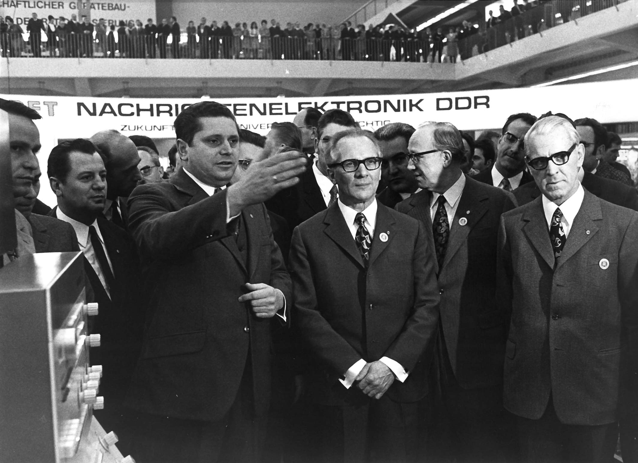 Bild zeigt Stoph und Honecker auf der Leipziger Messe 